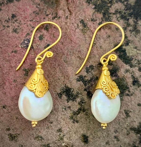 Gold Earrings with Pearl